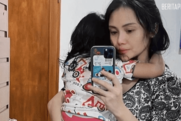 Mawar AFI Lebih Memilih Pakai Smartphone Android Mawar AFI