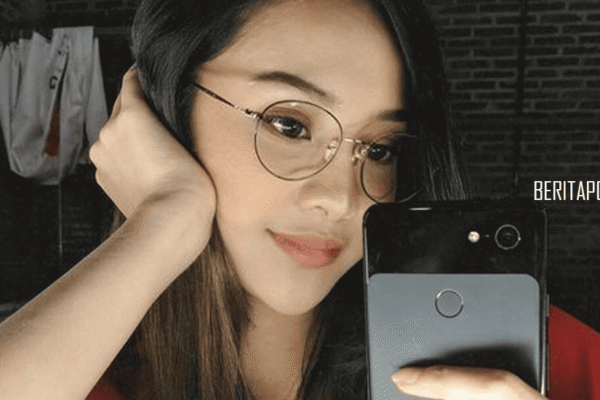 Anya Geraldine memilih smartphone android ketimbang iphone Anya Geraldine