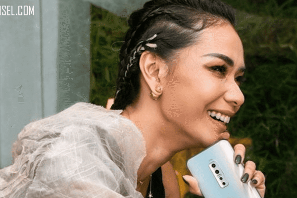 Adinia Wirasti Handphone Bukan iPhone Melainkan Android Adinia Wirasti Handphone Bukan iPhone Melainkan Android