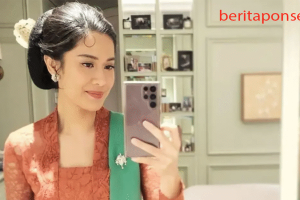 Pakai HP Android Mirror Selfie Dian Sastrowardoyo yang Menawan Pakai HP Android